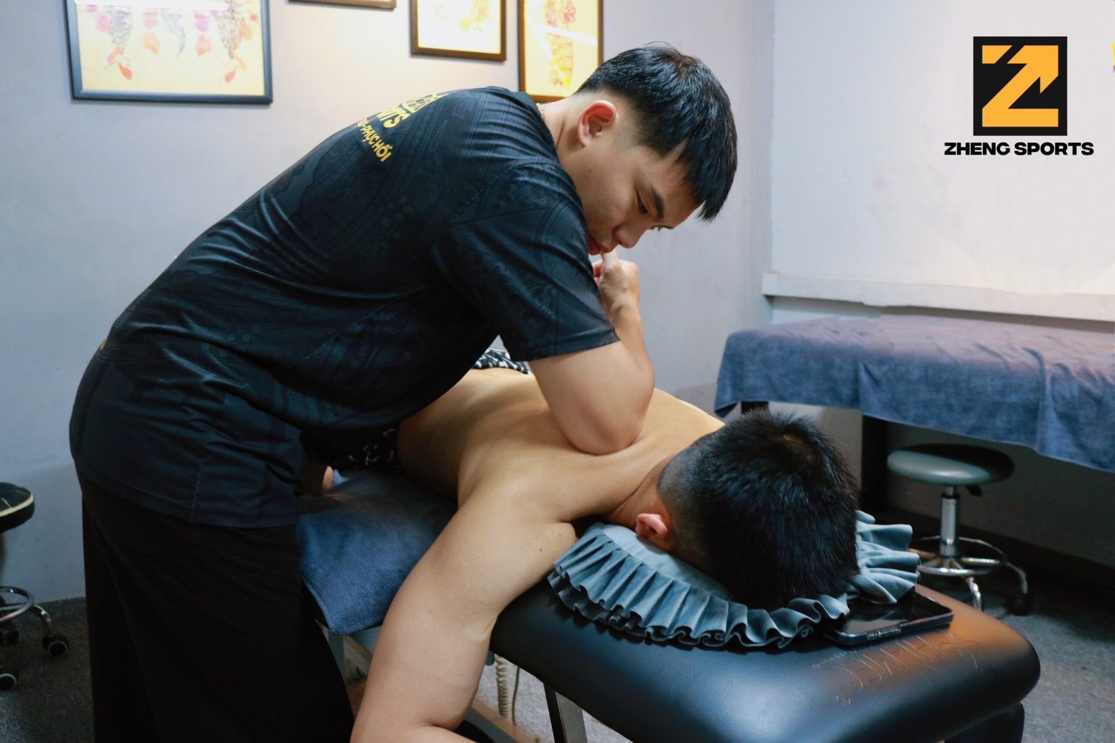 Kỹ thuật viên Zheng Sports thực hiện giãn cơ trị liệu cho khách hàng.
