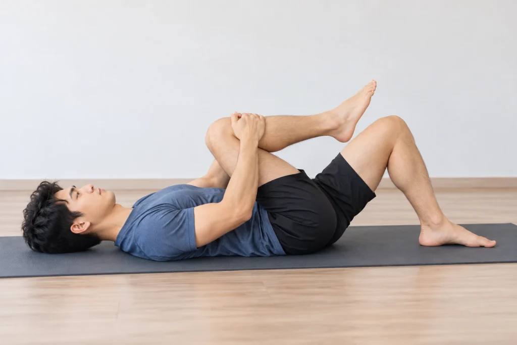 Bài kéo gối về ngực với một gối được đưa nhẹ về phía ngực khi nằm ngửa